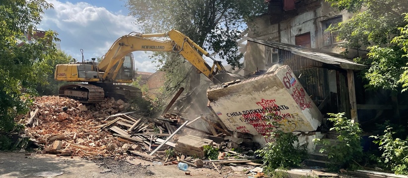 Дом признан аварийным: в Перми сносят зданием на Пермской, 60
