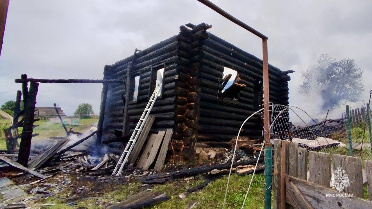 Из-за ветхой электропроводки мужчина лишился дома в Прикамье Пожар, площадь которого составила 180 квадратны...
