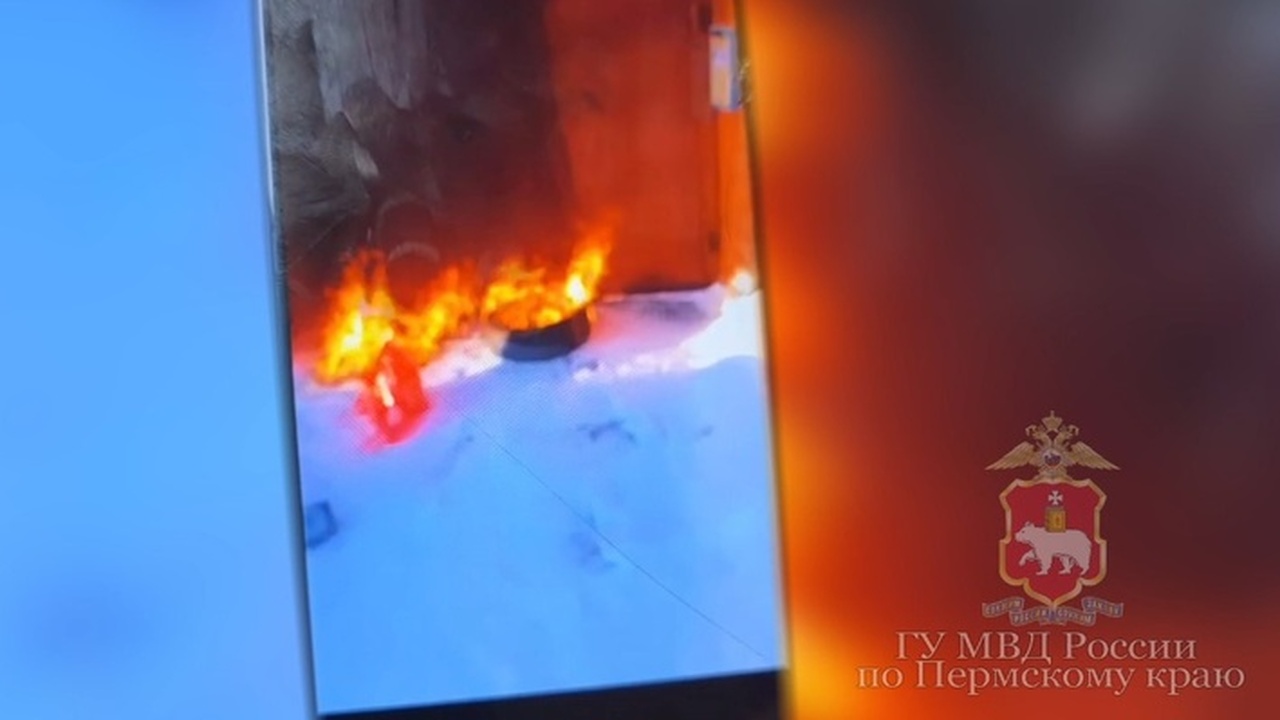 В Перми умышленно подожгли деревянный многоквар...