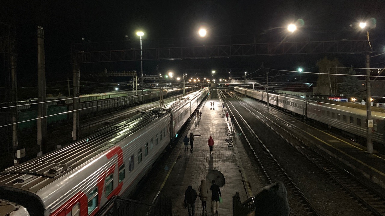 Во время сопровождения пассажирского поезда Пер...