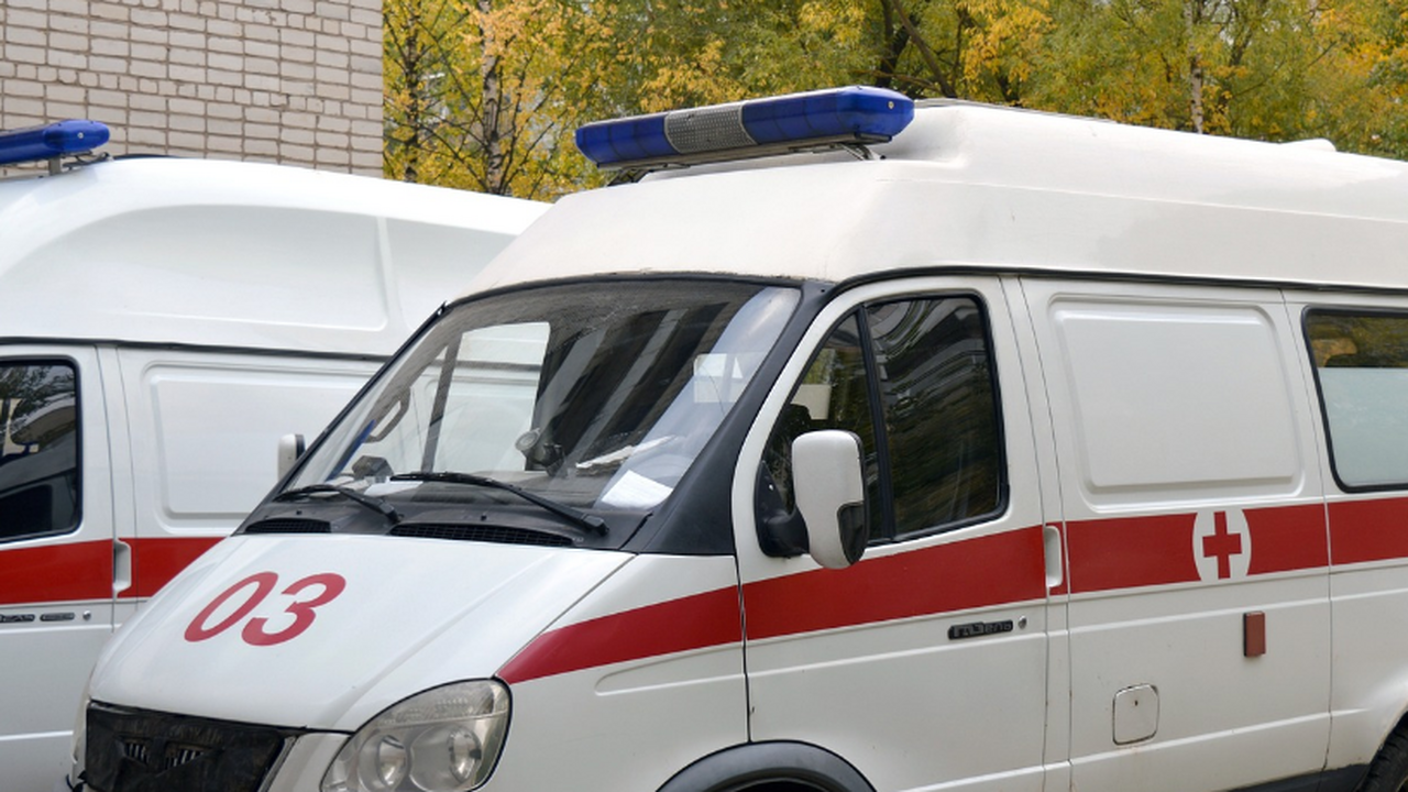В Перми после ДТП водителю одного авто понадобилась помощь От удара Toyota отбросило в сторону и она вреза...