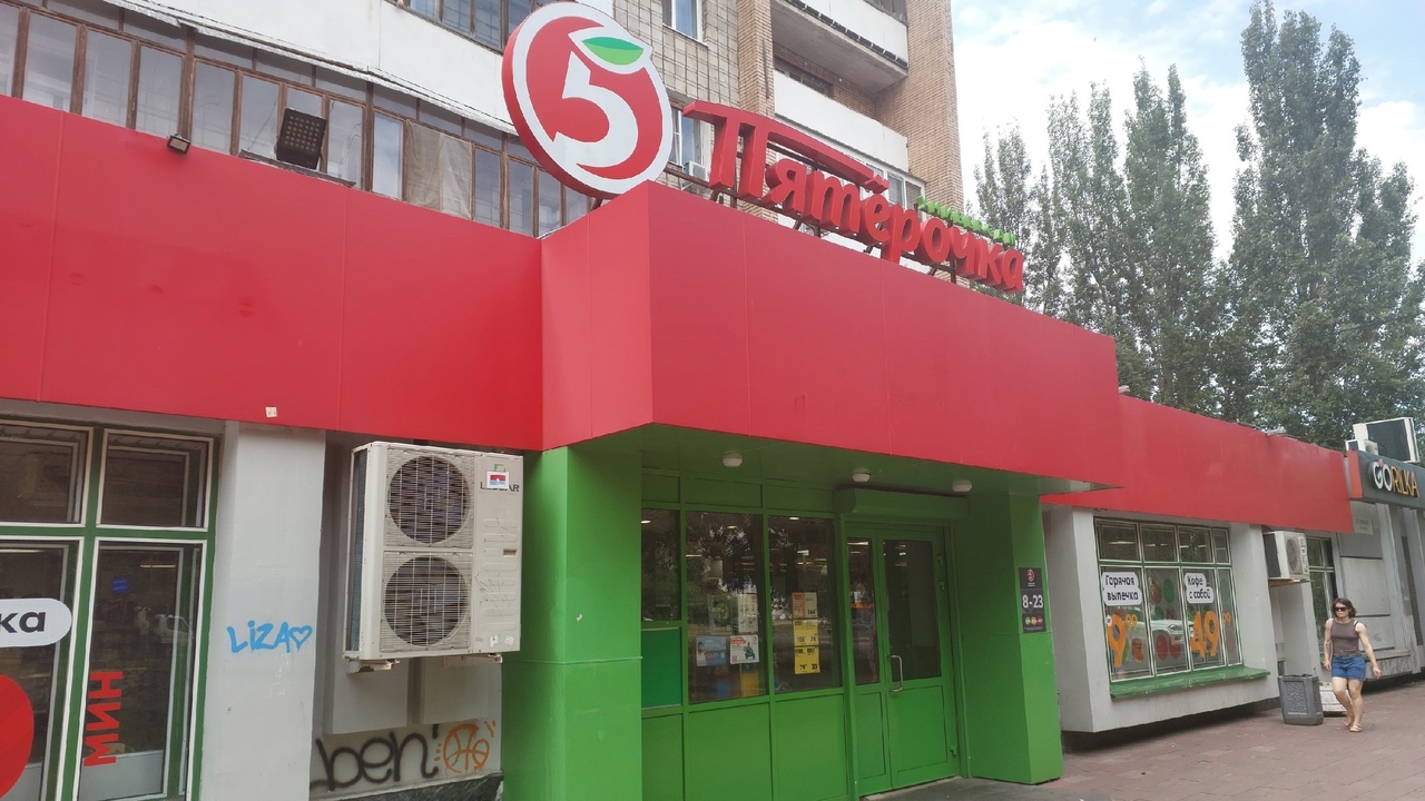 Покупателей в магазины больше не впустят: "Пятерочка", "Магнит" и "Перекресток" вводят жесткие ограничения Дарксторы наступают! Как “Перекрёсток” и “Магни...