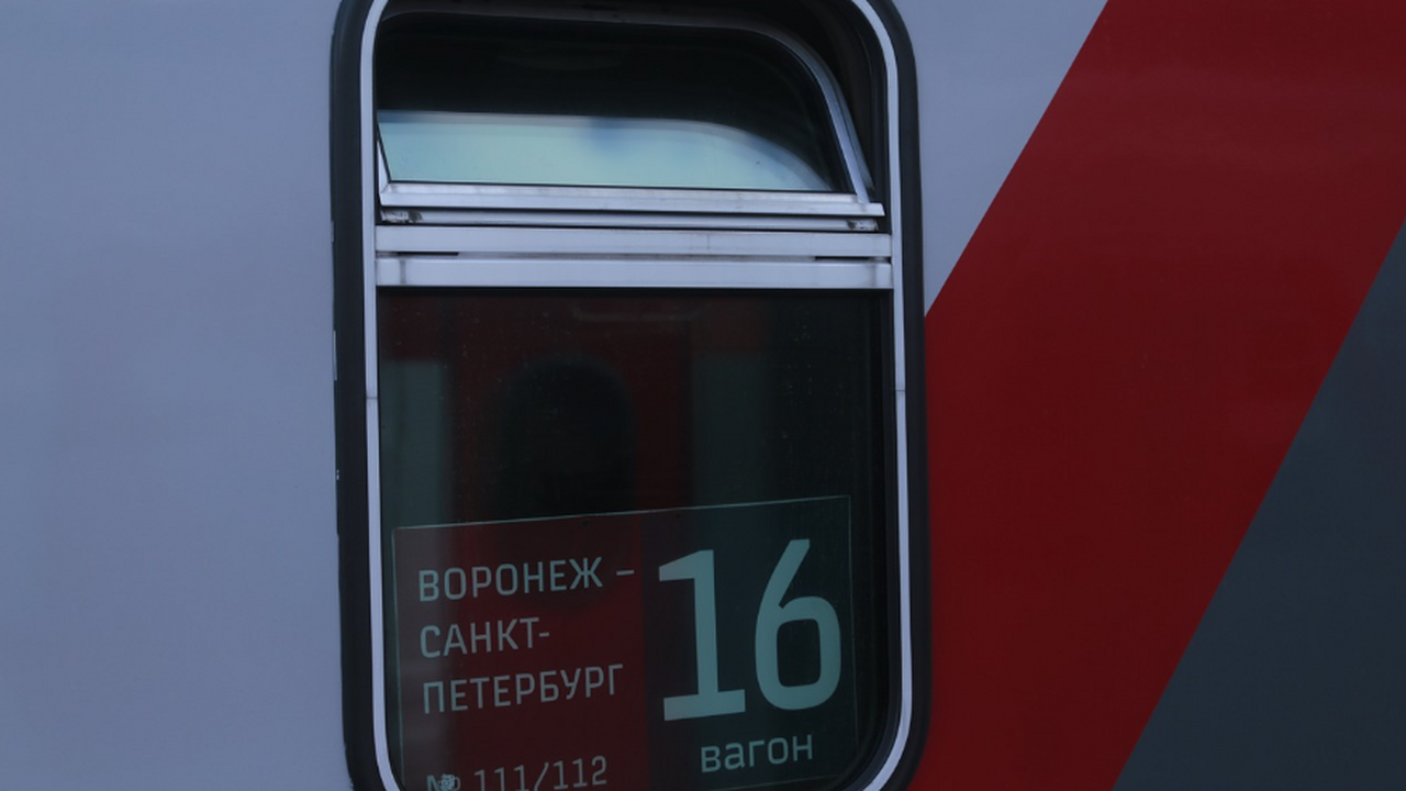 В 7 утра с верхней полки спустилась попутчица и попросила освободила место: что делать Изменения в правилах проезда в поездах дальнего...