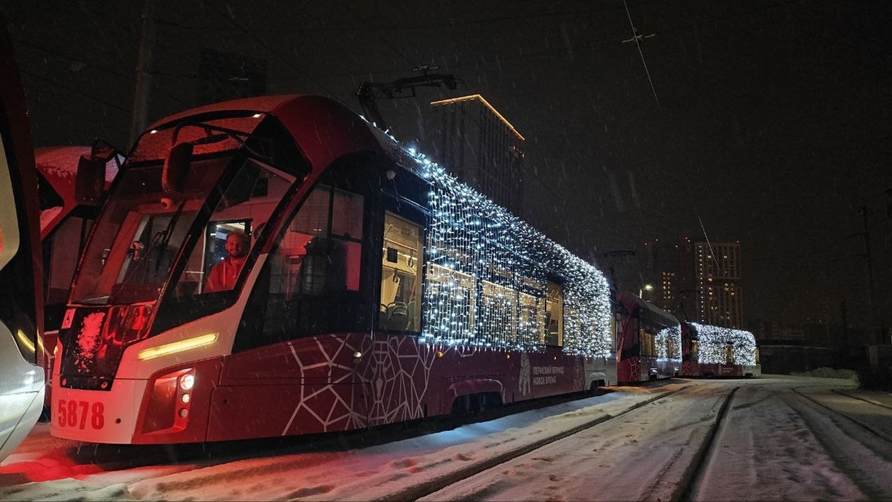 В Перми на маршруты вышли новогодние трамваи В Перми на линии появились трамваи, украшенные ...