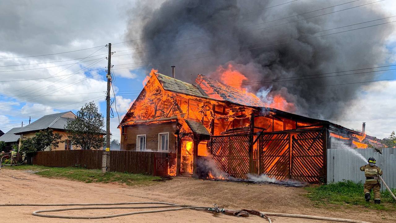 Женщина и 3 детей спаслись на пожаре в Прикамье Пожар был ликвидирован на площади 221 квадратны...
