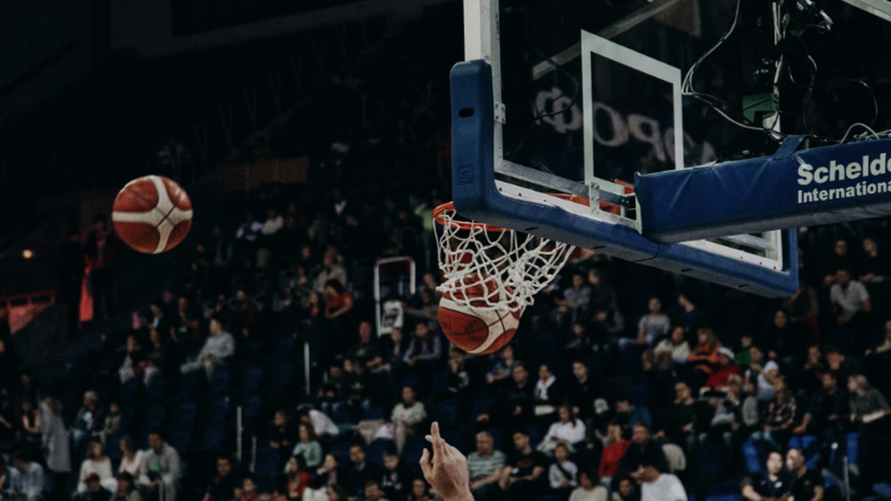 Баскетбол визуально кажется игрой нападения: зр...