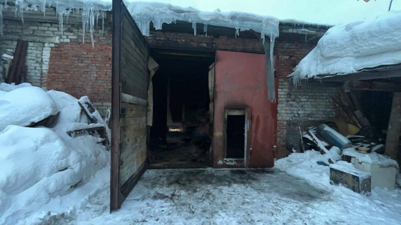 В ходе тушения огня спасатели нашли тело умершего