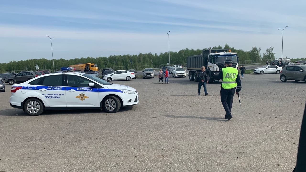 Многие водители даже не смотрят на эту отметку в правах: из-за неё можно неожиданно получить штраф до 15 тысяч рублей Водитель получает новое удостоверение, проверяе...