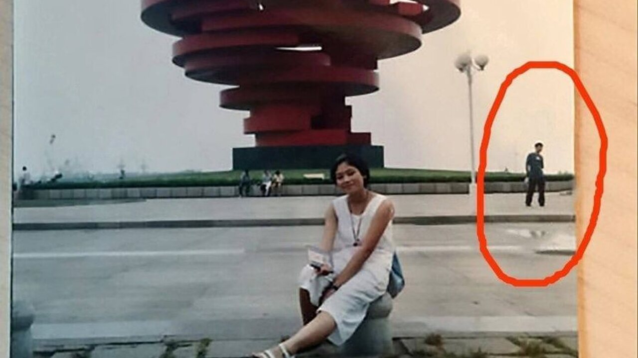 Мужчина рассматривал фотографию своей жены... и неожиданно Мужчина как-то раз листал старые альбомы жены и...