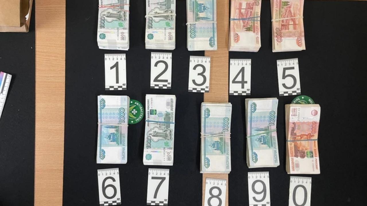 В Екатеринбурге задержали вахтовика из Перми, укравшего рюкзак с 2 млн рублей В Екатеринбурге задержали пермяка, укравшего рю...
