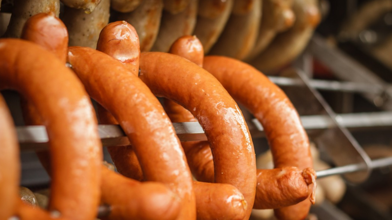 Не бумажный фарш, а 100% мясо: Роскачество озвучило самые лучшие марки сосисок Узнайте, какие марки сосисок и сарделек рекомен...
