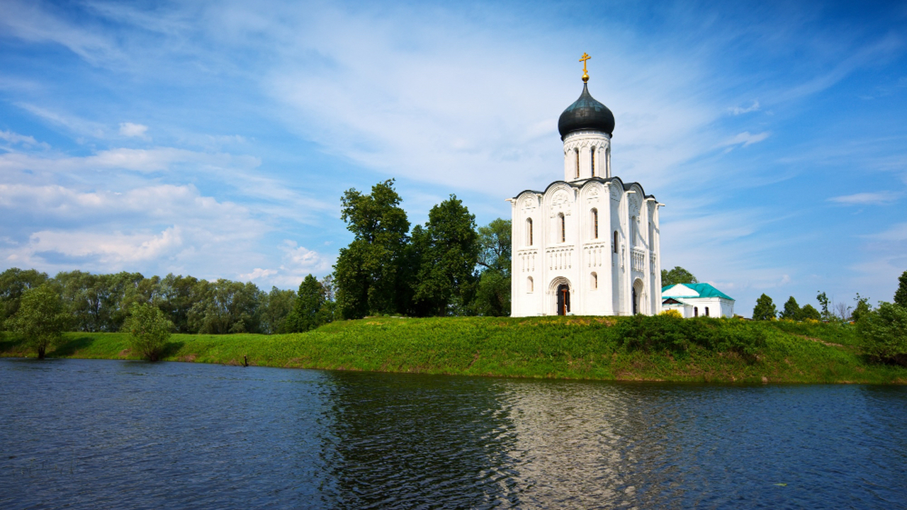 Жест крестного знамения перед храмом, по словам...