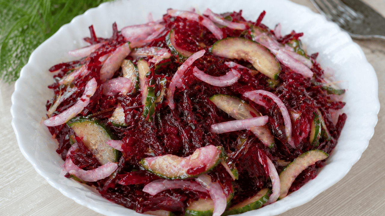 Попробуйте необычный салат из свеклы с простыми...