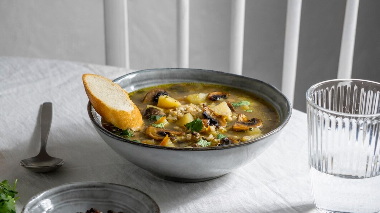 Приготовьте простой и сытный куриный суп из дос...