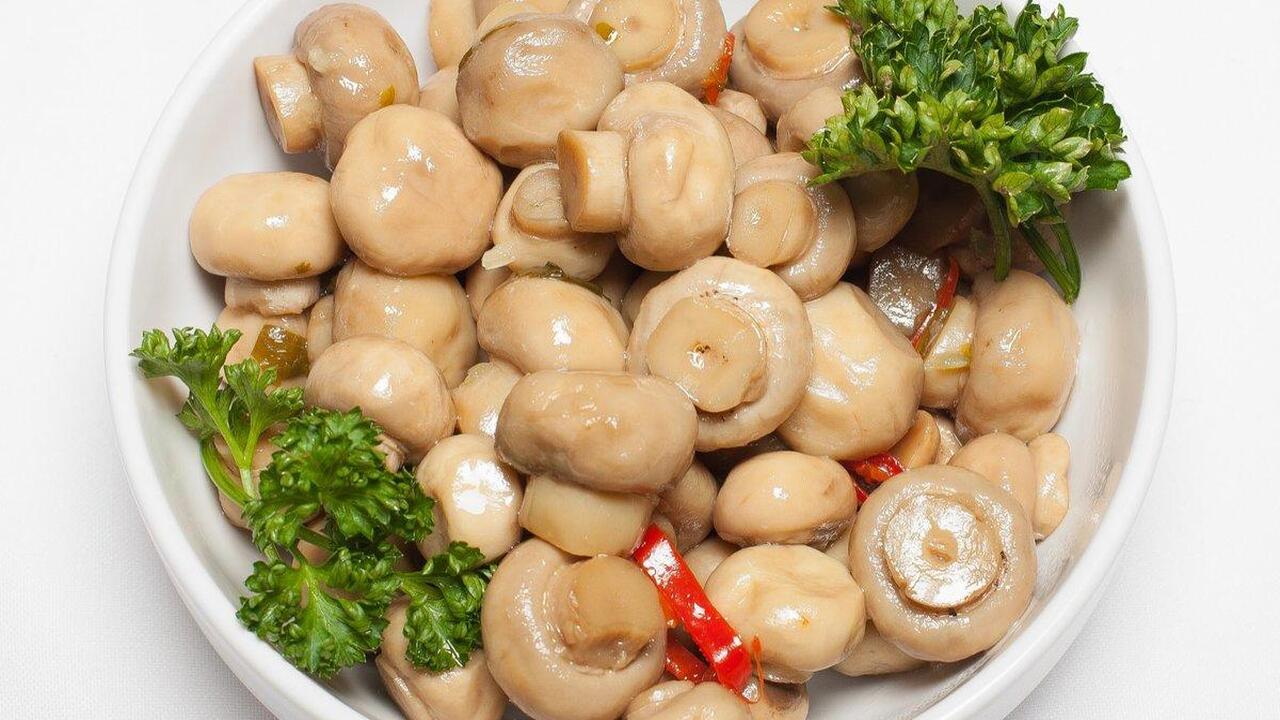Шеф-повара маринуют грибы по идеальному рецепту — вкус получается насыщеннее и лучше домашнего Маринованные шампиньоны — идеальное решение, ко...
