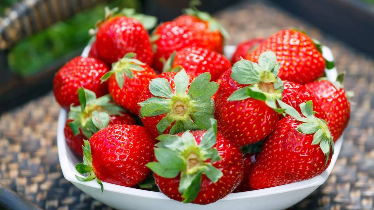Пластиковые бутылки на грядке клубники: секрет крупных и красивых ягод Опытные садоводы знают: клубника часто страдает...