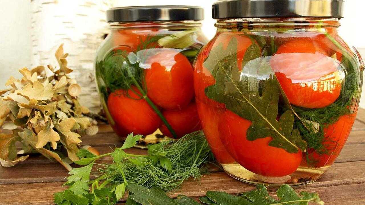 Помидоры на зиму «Супер ароматные», рассол выпивается на порядок быстрее, чем съедаются помидоры «Сладунчики»: быстрый способ заготовки томатов