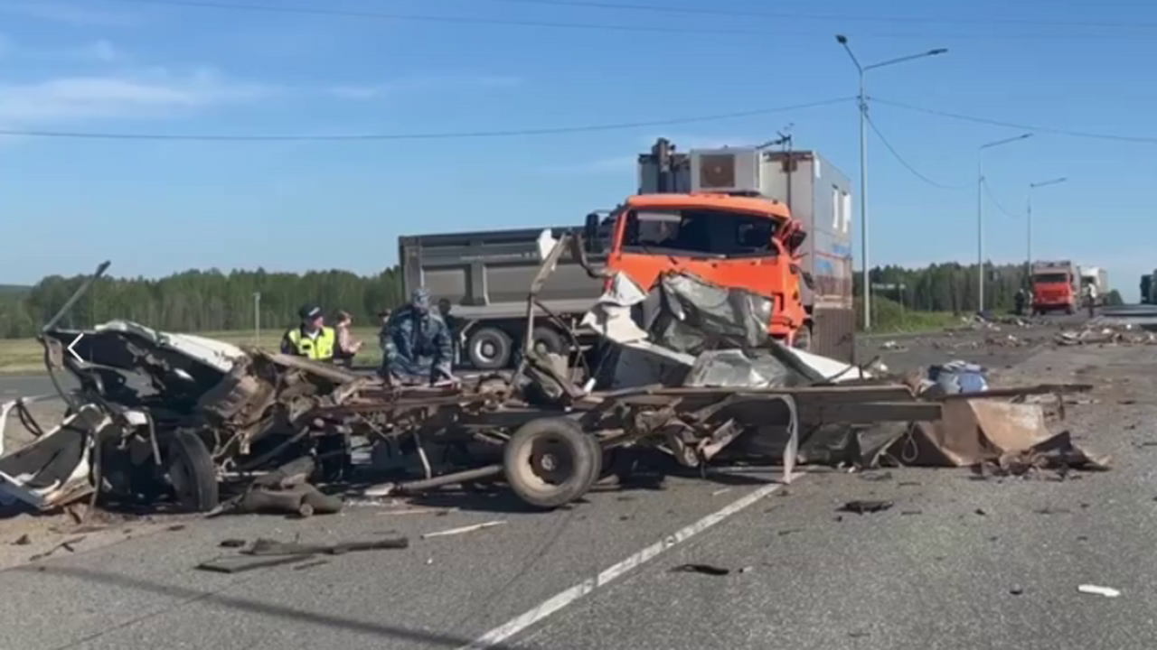 В Пермском крае в ДТП погибли отец и сын Водители грузовиков получили травмы разной степ...