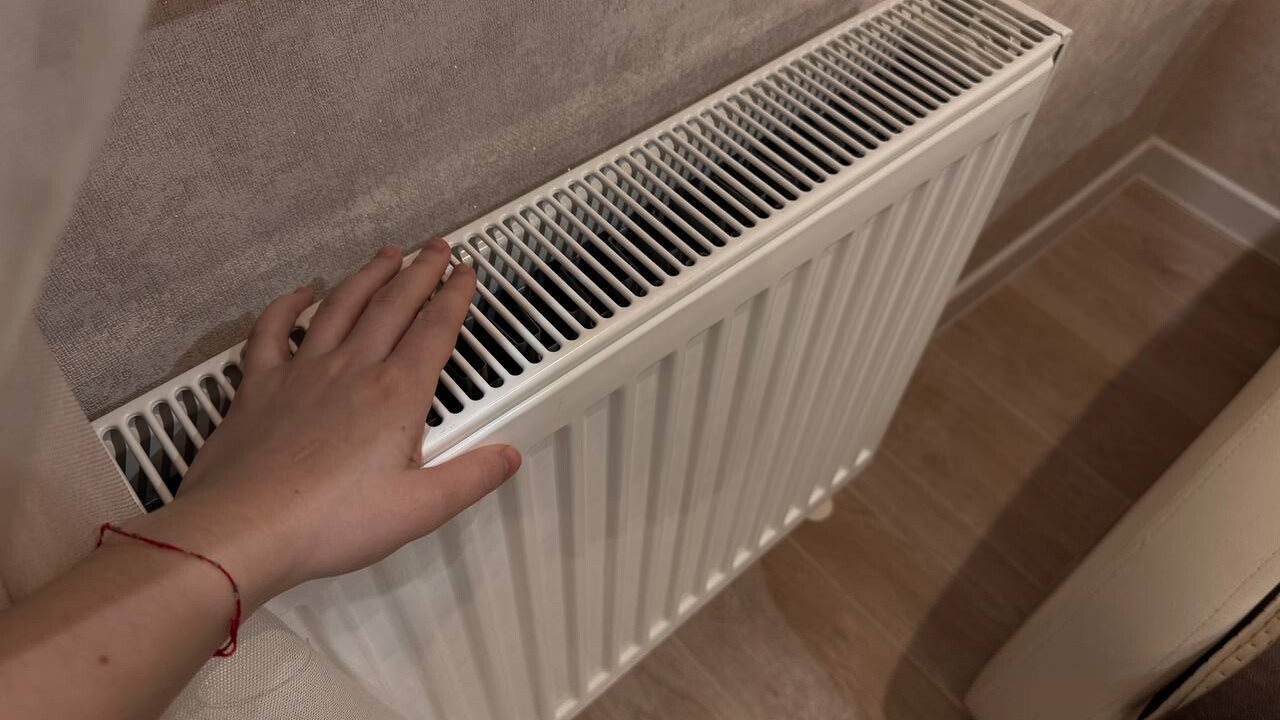 Обычная вещь на батарее творит чудо: в доме держится тепло, даже когда на улице лютует мороз Многие зимой сталкиваются с парадоксом — радиат...