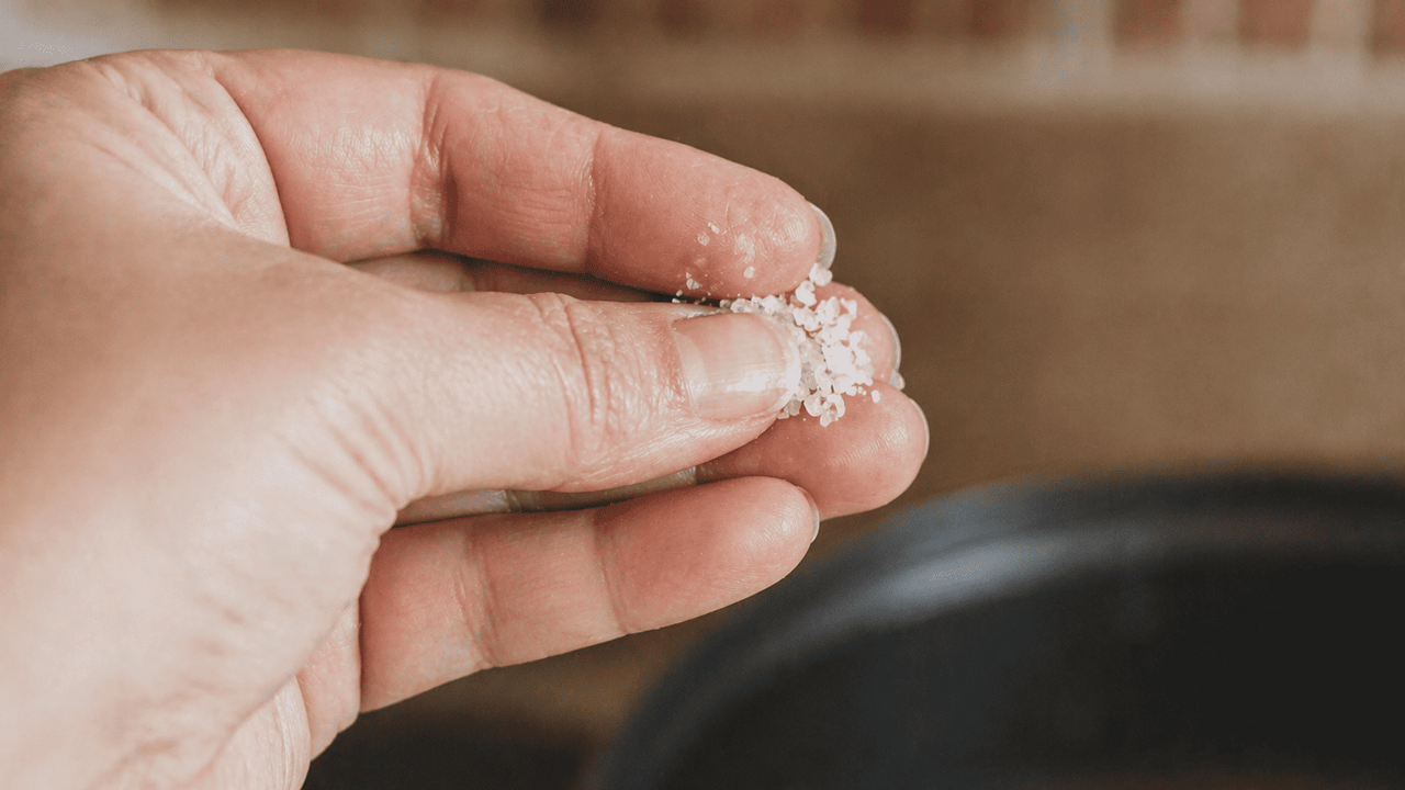 Обычная поваренная соль, рассыпанная вдоль плин...