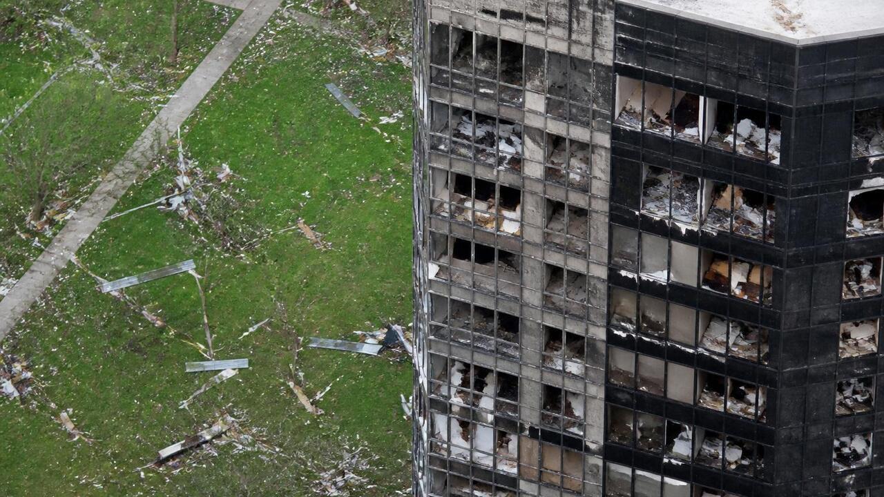 Мужчину с 12-го этажа унесло смерчем вместе с мебелью в Китае В Китае мощный смерч выбросил мужчину с 12-го э...