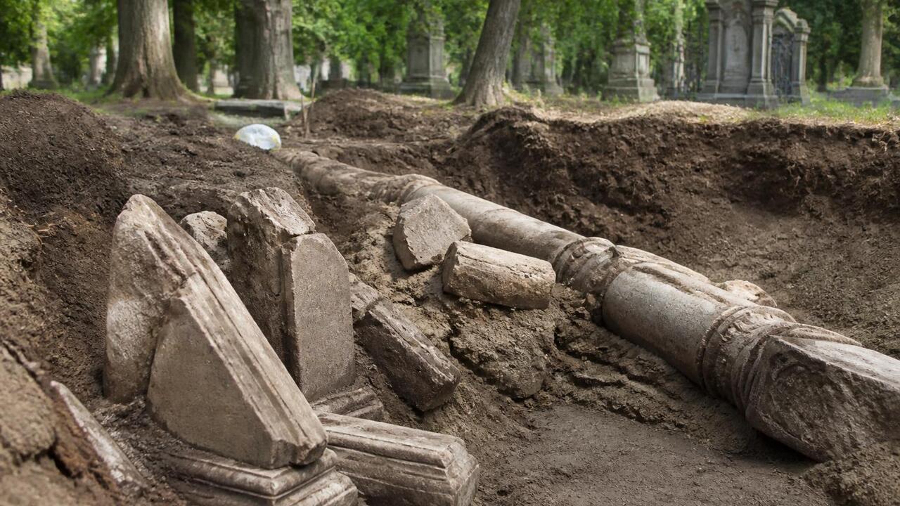 На месте бывшего зоопарка археологи нашли памятник Евдокии Тупицыной Археологи нашли фрагменты памятника Евдокии Туп...