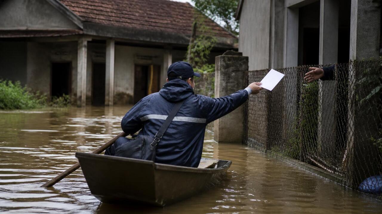 Почта доставляет пенсии в затопленное село Кын на лодках Почта России доставляет пенсии и социальные вып...
