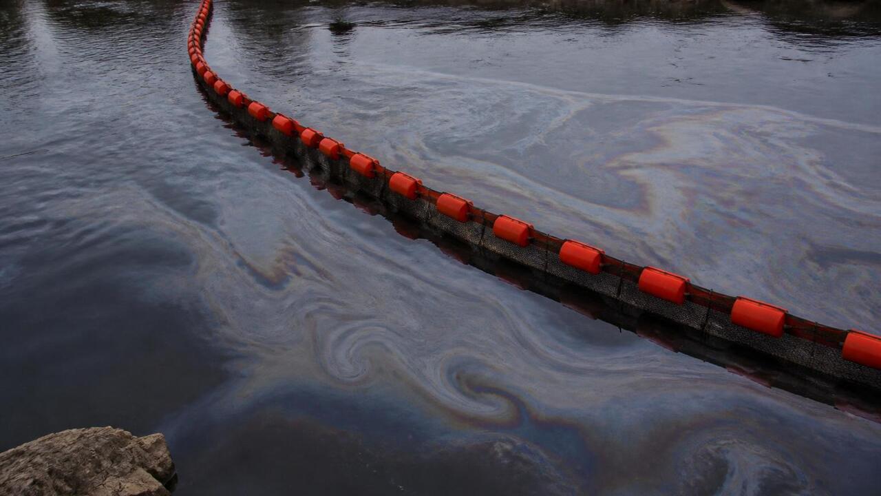 На реке Мулянке в Перми установили заграждения из-за разлива нефтепродуктов В Перми на реке Мулянке установили боновые загр...