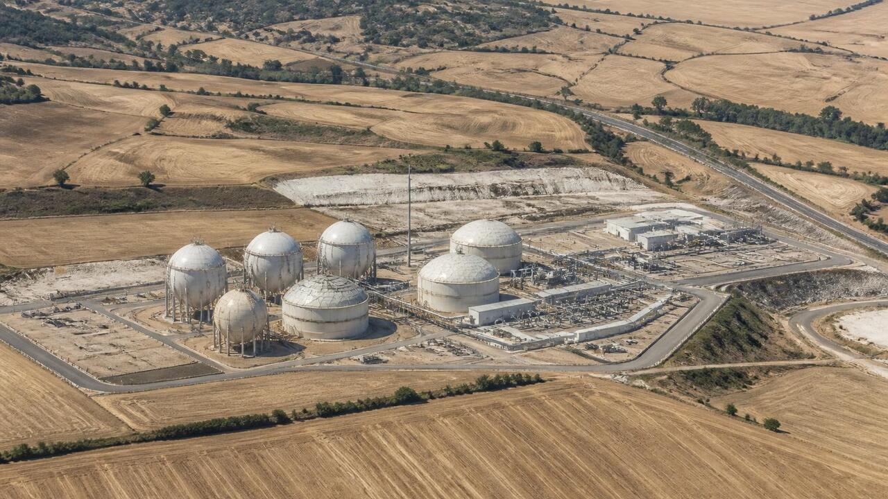 Испания впервые летом начала тратить запасенный на зиму газ Испания впервые летом начала тратить газ из под...