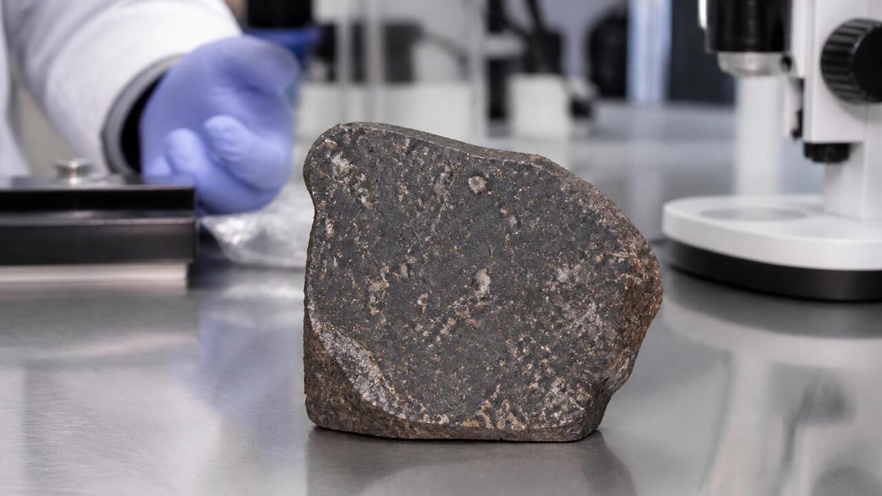 В метеорите из США нашли внеземные молекулы Астрономы нашли в метеорите из США внеземные мо...