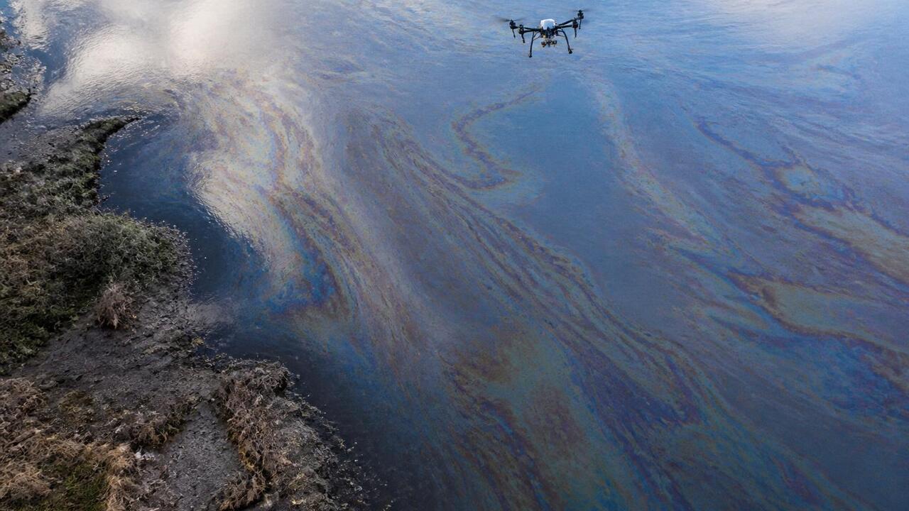 Площадь разлива нефти в Перми оценят с помощью беспилотников В Перми для оценки площади загрязнения после ра...