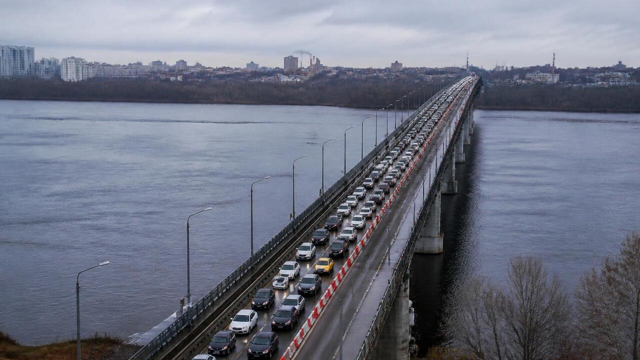 Утром 22 июля на Красавинском мосту в Перми обр...