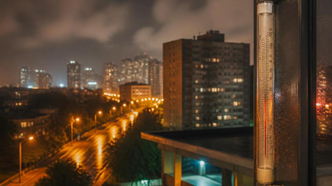 Пермь пережила тропическую ночь В Перми зафиксирована тропическая ночь: темпера...
