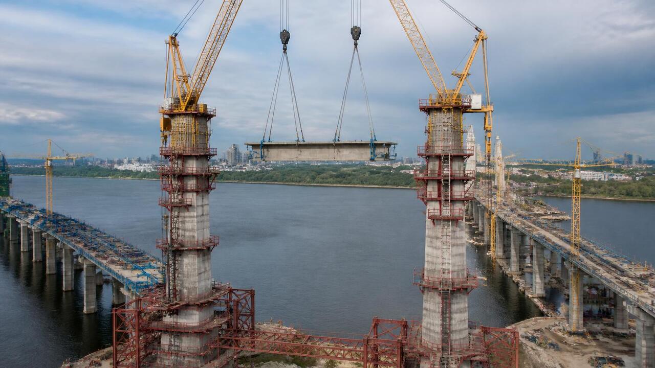 Последний пролёт моста через Егошиху в Перми смонтирован В Перми завершили монтаж последнего пролёта вто...