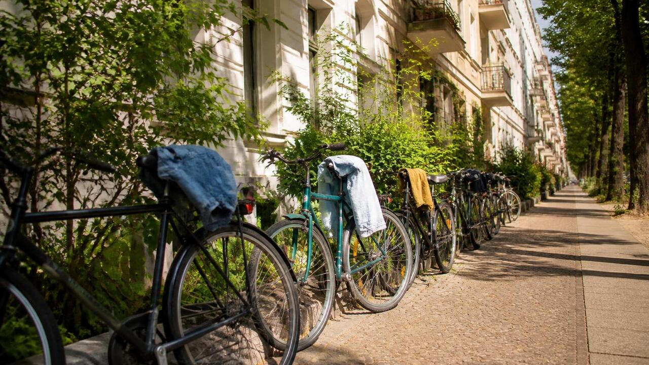 По улицам Берлина проехали сотни голых велосипедистов В Берлине прошёл первый Всемирный голый велопро...