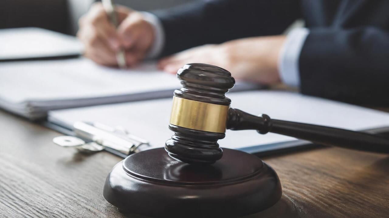 В Соликамске осудят 19-летнего парня за продажу карты мошенникам 19-летний житель Соликамска передал мошенникам ...