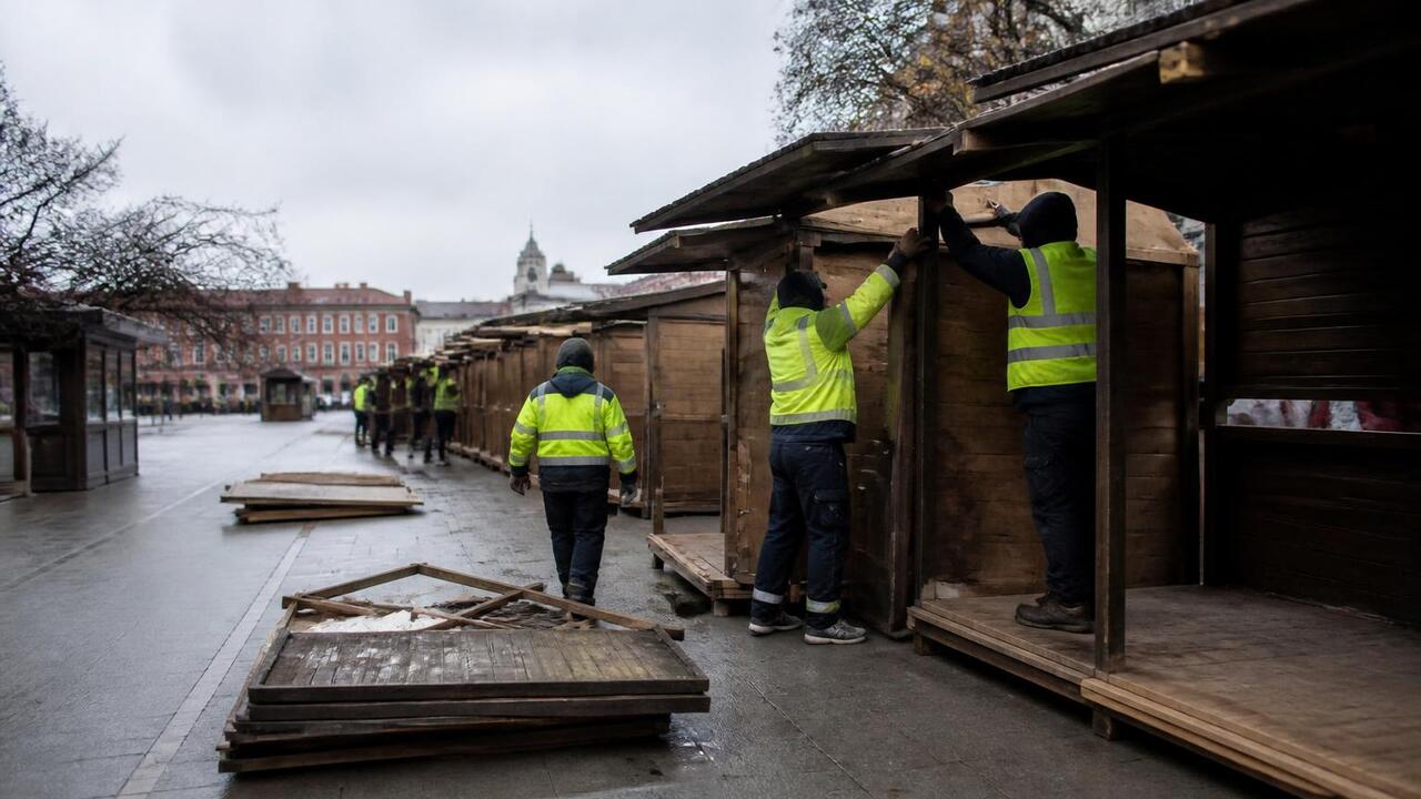 В Перми на Запорожской улице демонтируют девять нелегальных павильонов В Перми на улице Запорожской начали сносить нез...
