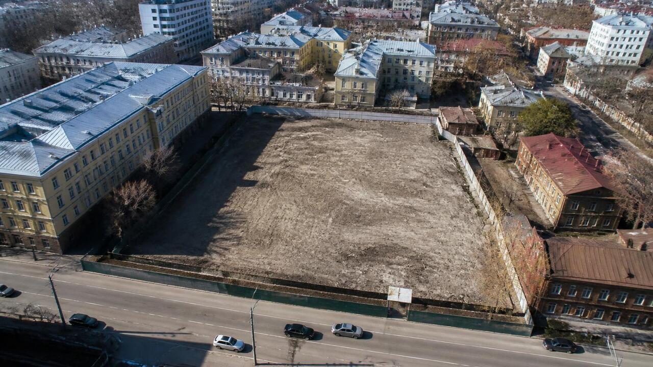 В Перми у дороги снесли незаконное здание площадью 300 квадратных метров В Перми снесли незаконное здание у дороги. Собс...