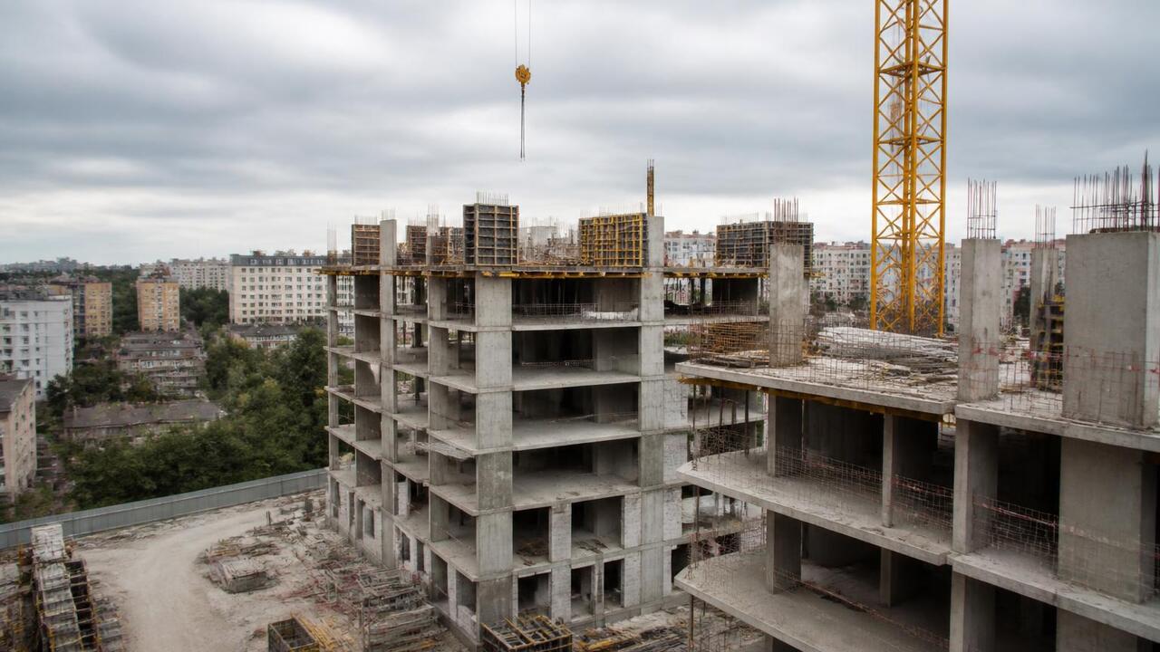 Накренившийся долгострой на улице КИМ в Перми снова продают за 179,5 млн рублей В Перми повторно выставили на торги недостроенн...