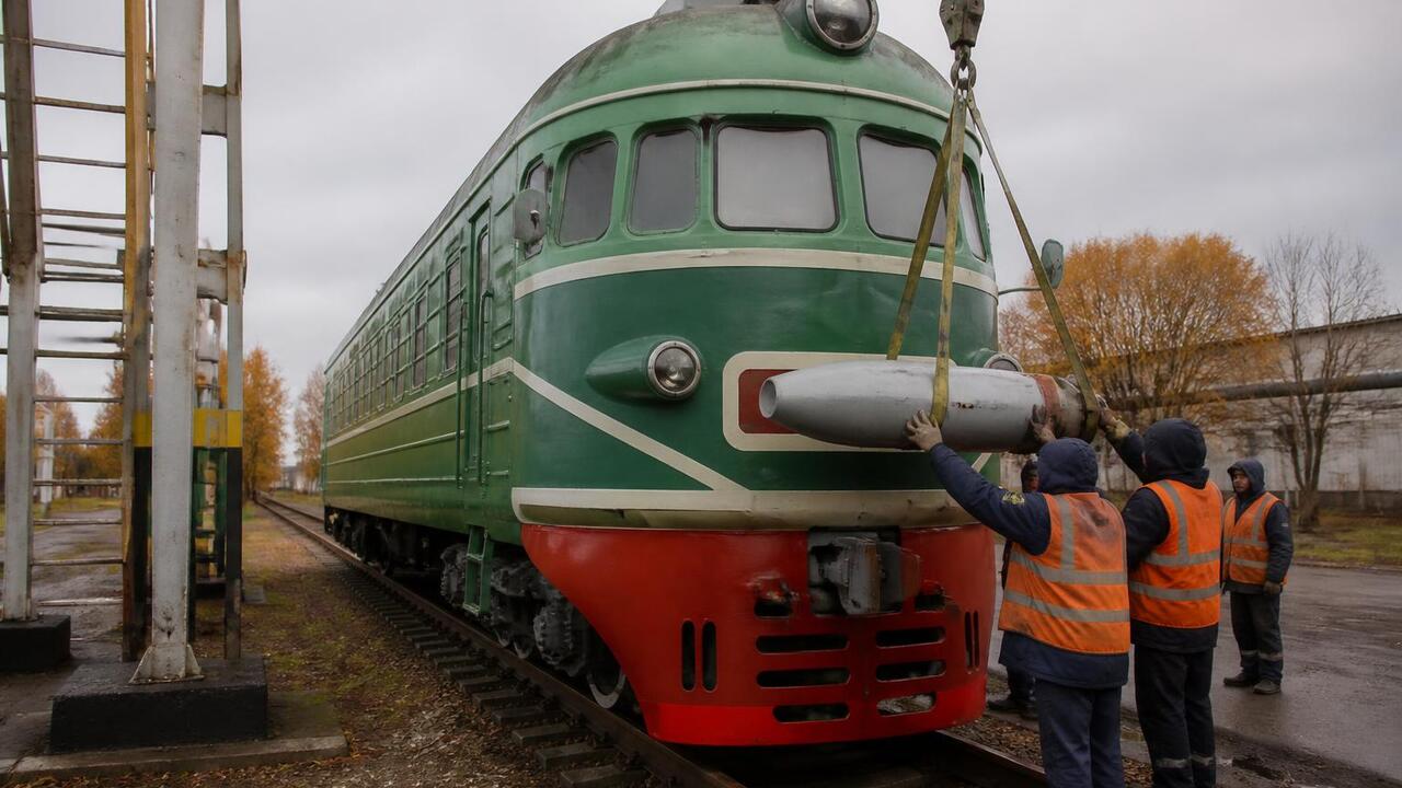 В Перми открыли памятник электричке 90-х и заложили капсулу времени В Перми в депо Пермь-2 открыли памятник электри...