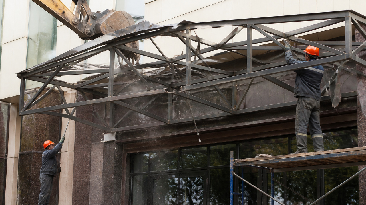 В Перми демонтировали незаконную надстройку над...
