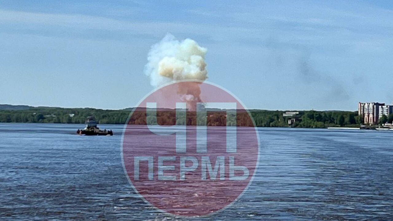 Людей напугал большой столб дыма возле порохового завода в Перми Пожарные оперативно прибыли на место