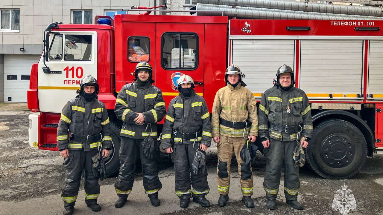 До прибытия спасателей четыре человека покинули...