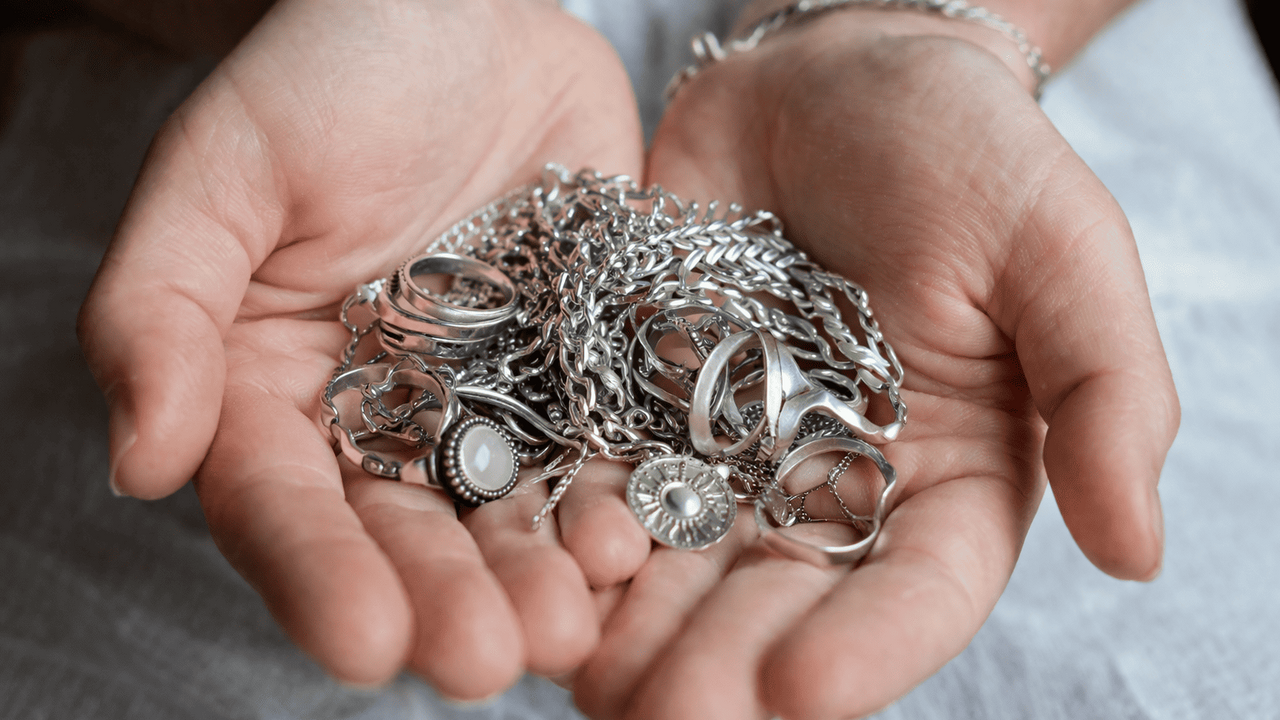 Мельхиор легко спутать с серебром, и именно это...