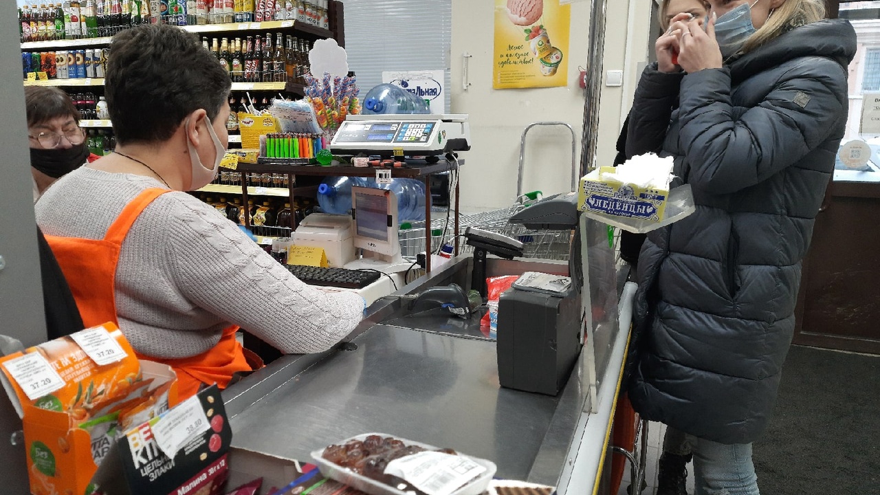 В магазинах теперь вообще не буду расплачиваться картой: выяснилось, все кассиры "Пятерочки" и "Магнита" внимательно смотрят на эти данные Вот почему бонусные баллы в «Магните» внезапно ...