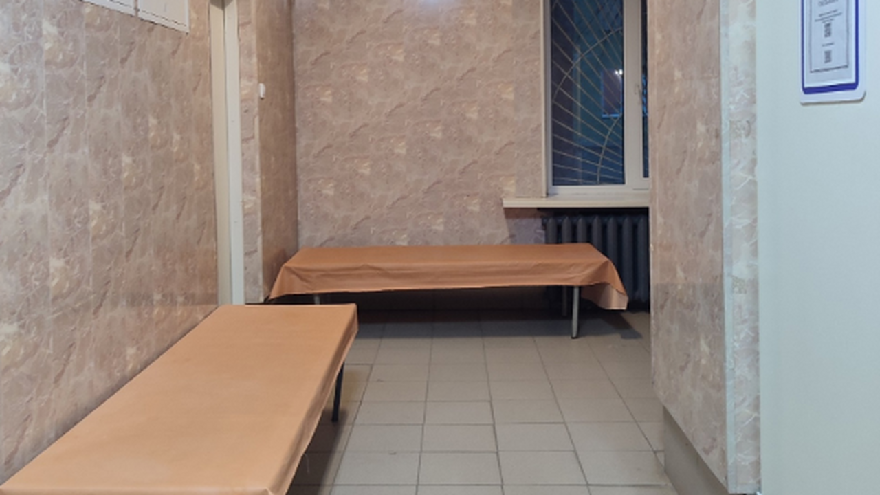 Найденному в Прикамье 6-летнему мальчику нашли няню Утром 29 мая стало известно, что мать оставила ...