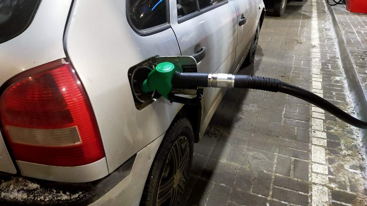 Автоэксперт разоблачил миф: почему 92-й бензин иногда лучше 95-го Вечный спор между поклонниками АИ-92 и сторонни...