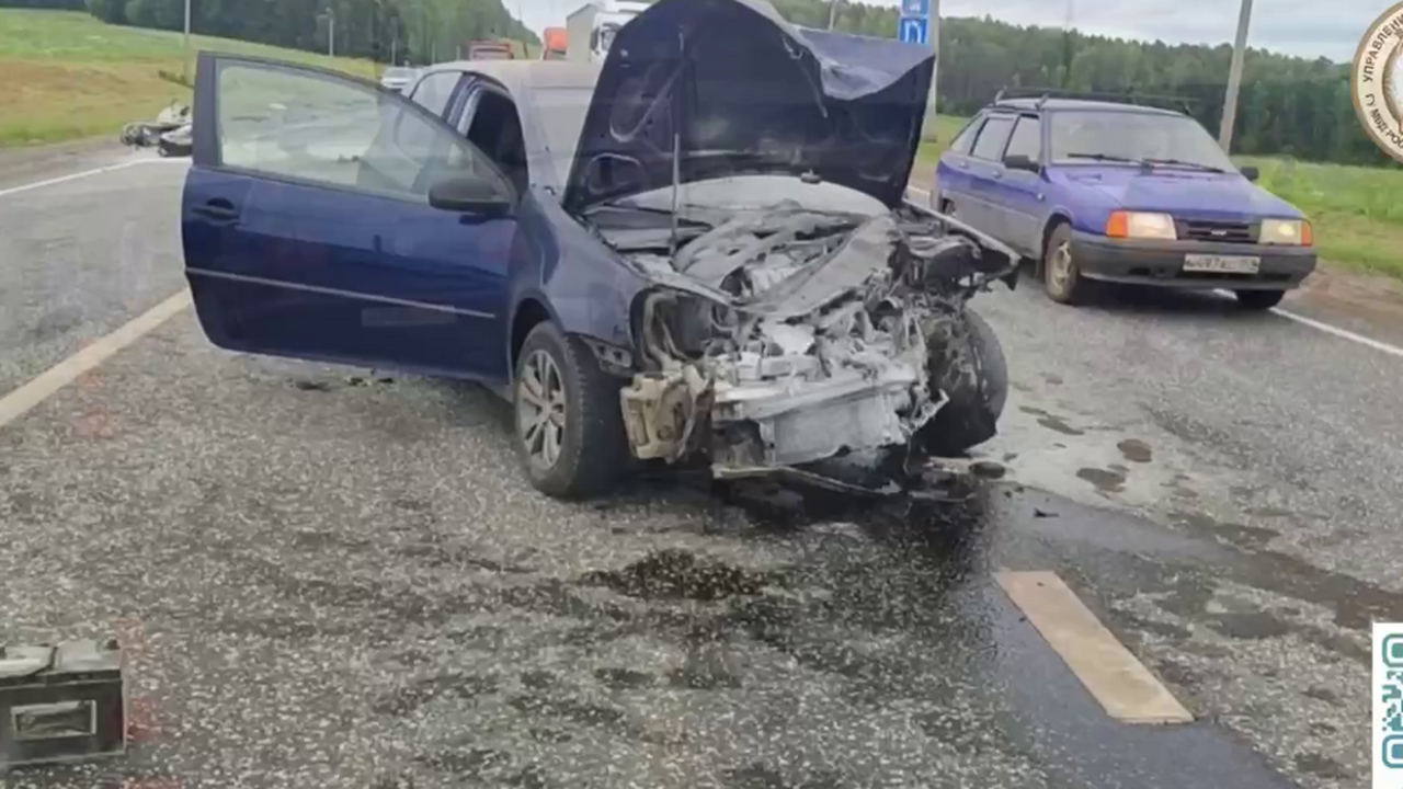 В Нытвенском округе мотоциклист умер в результате ДТП На месте происшествия работает следственно-опер...