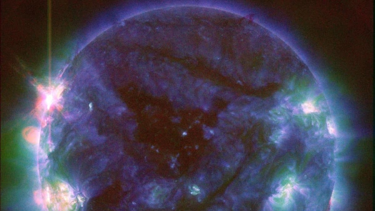 Учёные объяснили странное поведение крупнейших солнечных пятен Начало декабря 2025 года ознаменовалось мощной ...