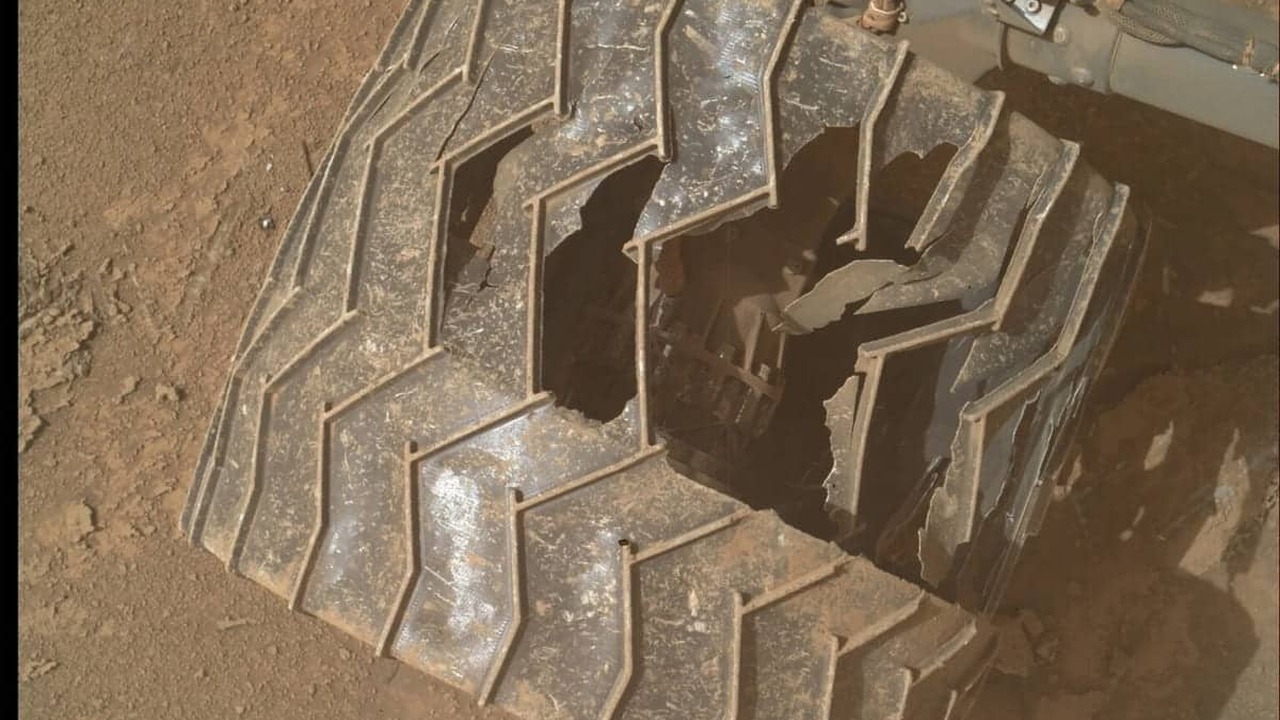 В колесе марсохода Curiosity возникла новая крупная пробоина Колёса марсохода Curiosity серьёзно изношены и ...